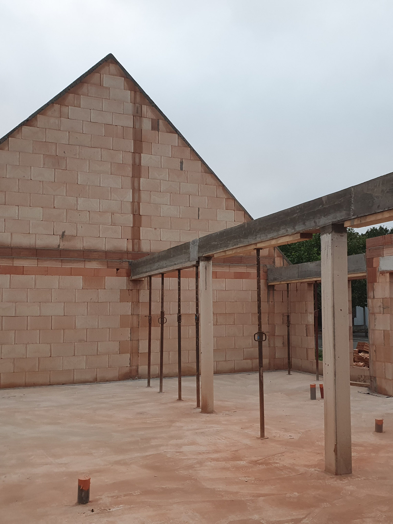 Pose de poutre et linteau intérieur dans un chantier du Loiret